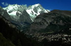 Courmayeur. Veduta dell'abitato e sullo sfondo il Monte Bianco.De Agostini Picture Library / N. Cirani Courmayeur. Veduta dell'abitato e sullo sfondo il Monte Bianco.De Agostini Picture Library / N. Cirani