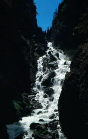 Dora Baltea. Veduta del fiume nel punto in cui forma la cascata e la gola di Verney.De Agostini Picture Library/N. Cirani Dora Baltea. Veduta del fiume nel punto in cui forma la cascata e la gola di Verney.De Agostini Picture Library/N. Cirani
