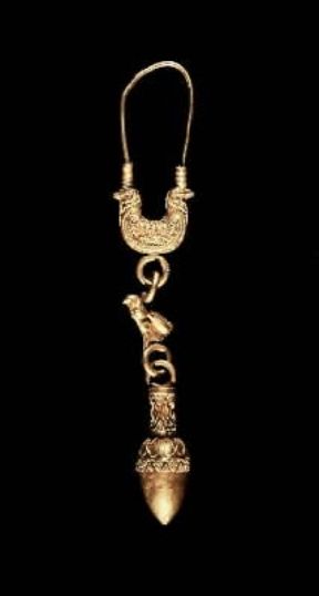Fenici. Orecchino in oro rinvenuto a Tharros (sec. VII - VI a. C.; Cagliari, Museo Archeologico).De Agostini Picture Library/C. Bevilacqua Fenici. Orecchino in oro rinvenuto a Tharros (sec. VII - VI a. C.; Cagliari, Museo Archeologico).De Agostini Picture Library/C. Bevilacqua