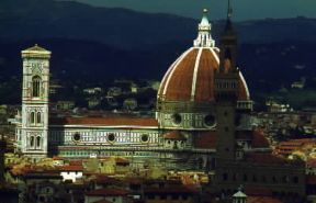 Firenze. Veduta della fiancata del duomo con la cupola del Brunelleschi e il campanile.De Agostini Picture Library/G. Berengo Gardin Firenze. Veduta della fiancata del duomo con la cupola del Brunelleschi e il campanile.De Agostini Picture Library/G. Berengo Gardin