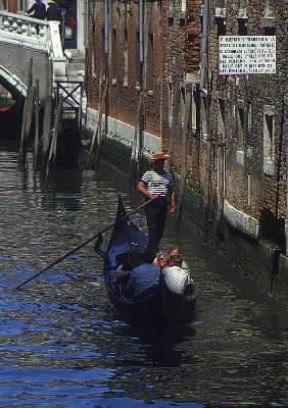 Gondola in un canale di Venezia.De Agostini Picture Library / A. Vergani Gondola in un canale di Venezia.De Agostini Picture Library / A. Vergani