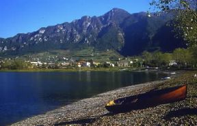 Idro . Veduta del centro situato sulle sponde meridionali del lago omonimo.De Agostini Picture Library/A. Dagli Orti Idro . Veduta del centro situato sulle sponde meridionali del lago omonimo.De Agostini Picture Library/A. Dagli Orti
