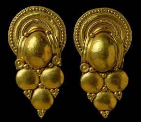 Orecchino . Orecchini etruschi a grappolo del sec. IV a. C., provenienti da Vulci (Roma, Musei Vaticani).De Agostini Picture Library/G. Nimatallah Orecchino . Orecchini etruschi a grappolo del sec. IV a. C., provenienti da Vulci (Roma, Musei Vaticani).De Agostini Picture Library/G. Nimatallah