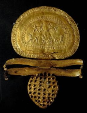 Oreficeria . Fibula aurea etrusca rinvenuta nella tomba Regolini-Galassi a Cerveteri (Roma, Musei Vaticani).De Agostini Picture Library/G. Nimatallah Oreficeria . Fibula aurea etrusca rinvenuta nella tomba Regolini-Galassi a Cerveteri (Roma, Musei Vaticani).De Agostini Picture Library/G. Nimatallah