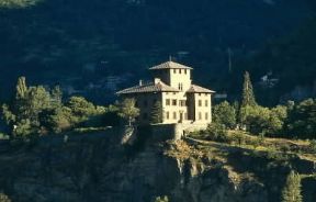 Valle d'Aosta. Il castello degli Challant a Chatillon.De Agostini Picture Library/N. Cirani Valle d'Aosta. Il castello degli Challant a Chatillon.De Agostini Picture Library/N. Cirani