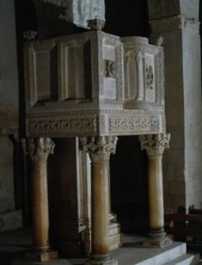 Abruzzo. Pulpito del vescovo Odorizio (sec. XII) nella Basilica Valvense di Corfinio.De Agostini Picture Library/A. De Gregorio