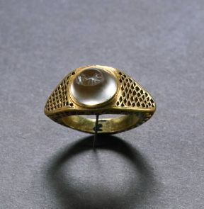 Anello romano con gemma incisa (Tirana, Museo Archeologico).De Agostini Picture Library/A. De Gregorio