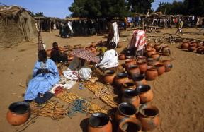 Burkina. Venditrici di vasi nel mercato di Markoye.De Agostini Picture Library/E. Turri Burkina. Venditrici di vasi nel mercato di Markoye.De Agostini Picture Library/E. Turri