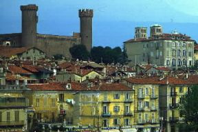 Ivrea . Veduta della città con il castello (sec. XIV) sullo sfondo.De Agostini Picture Library/M. Leigheb Ivrea . Veduta della città con il castello (sec. XIV) sullo sfondo.De Agostini Picture Library/M. Leigheb