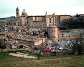 Urbino. Veduta dell'abitato che si raccoglie intorno al Palazzo Ducale.De Agostini Picture Library/A. Dagli Orti Urbino. Veduta dell'abitato che si raccoglie intorno al Palazzo Ducale.De Agostini Picture Library/A. Dagli Orti