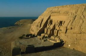 Abu Simbel. Il Tempio di Ramses II e la vista del lago Nasser in lontananza.De Agostini Picture Library/A. Vergani