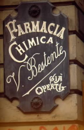 Insegna di una farmacia nel centro di Torino.De Agostini Picture Library/A. Vergani Insegna di una farmacia nel centro di Torino.De Agostini Picture Library/A. Vergani