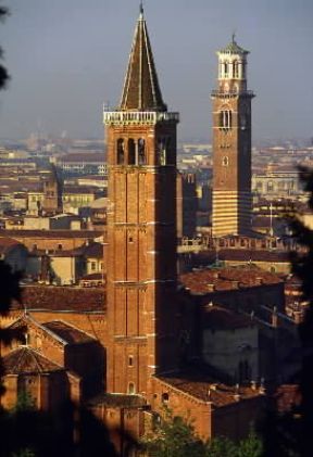 Verona. Il campanile della chiesa di S. Anastasia in primo piano e, sullo sfondo, la torre dei Lamberti.De Agostini Picture Library/G. Berengo Gardin Verona. Il campanile della chiesa di S. Anastasia in primo piano e, sullo sfondo, la torre dei Lamberti.De Agostini Picture Library/G. Berengo Gardin