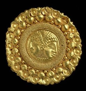 Borchia in oro rinvenuta nell'antica città etrusca di Spina (fine sec. V a.C.; Ferrara, Museo Archeologico).De Agostini Picture Library/G. Nimatallah Borchia in oro rinvenuta nell'antica città etrusca di Spina (fine sec. V a.C.; Ferrara, Museo Archeologico).De Agostini Picture Library/G. Nimatallah