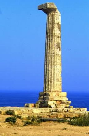 Calabria. L'unica colonna superstite del tempio dorico di Era Lacinia a Capo Colonna, nei pressi di Crotone.De Agostini Picture Library/A. De Gregorio Calabria. L'unica colonna superstite del tempio dorico di Era Lacinia a Capo Colonna, nei pressi di Crotone.De Agostini Picture Library/A. De Gregorio