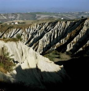 Calanco. Le caratteristiche erosioni collinari presso Atri, in Abruzzo.De Agostini Picture Library/P. Jaccod Calanco. Le caratteristiche erosioni collinari presso Atri, in Abruzzo.De Agostini Picture Library/P. Jaccod