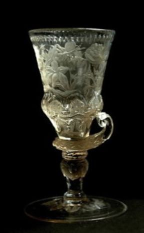 Vetro. Coppa decorata con incisione a incavo e in rilievo del sec. XVIII (Praga, Museo delle Arti Decorative).De Agostini Picture Library/A. Dagli Orti Vetro. Coppa decorata con incisione a incavo e in rilievo del sec. XVIII (Praga, Museo delle Arti Decorative).De Agostini Picture Library/A. Dagli Orti