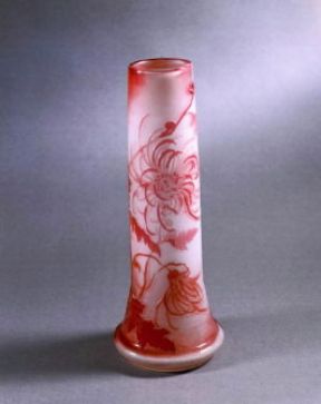 Art Nouveau. Vaso in vetro doppio con decorazioni di crisantemi di E. Galle. Art Nouveau. Vaso in vetro doppio con decorazioni di crisantemi di E. Galle.
