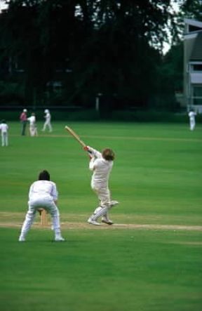 Cricket. Un momento dell'azione di lancio.De Agostini Picture Library / Cricket. Un momento dell'azione di lancio.De Agostini Picture Library /