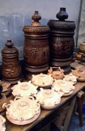 Grolla. Produzione artigianale in legno chiaro delle tipiche coppe valdostane.De Agostini Picture Library / M. Leigheb