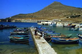 Isole Egadi . Barche all'ormeggio nel porto di Favignana.De Agostini Picture Library/M. Leigheb Isole Egadi . Barche all'ormeggio nel porto di Favignana.De Agostini Picture Library/M. Leigheb