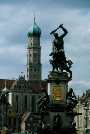 Augusta (Germania). La fontana di Ercole e sullo sfondo la chiesa di Sankt Ulrich und Sankt Afra.De Agostini Picture Library/A. Vergani Augusta (Germania). La fontana di Ercole e sullo sfondo la chiesa di Sankt Ulrich und Sankt Afra.De Agostini Picture Library/A. Vergani