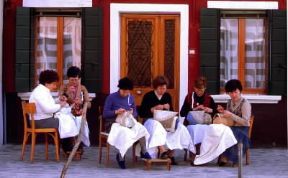 Burano. Merlettaie al lavoro in una strada di Burano.De Agostini Picture Library/A. Vergani