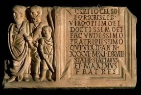 Epitafio. Rilievo funebre di C. Stazio Celso con, a destra, l'iscrizione che ricorda il suo incarico di scriba librarius.De Agostini Picture Library/A. Dagli Orti Epitafio. Rilievo funebre di C. Stazio Celso con, a destra, l'iscrizione che ricorda il suo incarico di scriba librarius.De Agostini Picture Library/A. Dagli Orti
