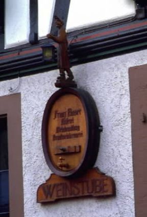Insegna di una tipica osteria (Weinstube) nella regione tedesca del Baden. De Agostini Picture Library/A. Vergani Insegna di una tipica osteria (Weinstube) nella regione tedesca del Baden. De Agostini Picture Library/A. Vergani