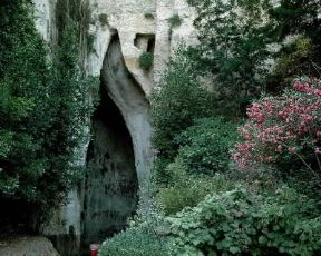 Siracusa . Il cosiddetto Orecchio di Dionisio, grotta artificiale che la tradizione vuole fosse adibita a carcere dal tiranno di Siracusa Dionisio I (432-367 a. C.).De Agostini Picture Library/A. Dagli Orti Siracusa . Il cosiddetto Orecchio di Dionisio, grotta artificiale che la tradizione vuole fosse adibita a carcere dal tiranno di Siracusa Dionisio I (432-367 a. C.).De Agostini Picture Library/A. Dagli Orti
