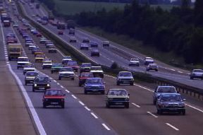 Strada. Un'autostrada a tre carreggiate presso Francoforte sul Meno (Germania).De Agostini Picture Library/A. Vergani