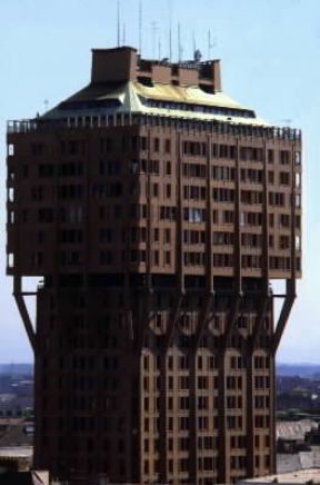 B.B.P.R. . Veduta della Torre Velasca a Milano.De Agostini Picture Library/A. Vergani B.B.P.R. . Veduta della Torre Velasca a Milano.De Agostini Picture Library/A. Vergani