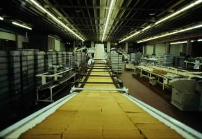 Biscotto. Nastro di raffreddamento dei biscotti in una industria dolciaria della Lombardia.De Agostini Picture Library/A. Vergani Biscotto. Nastro di raffreddamento dei biscotti in una industria dolciaria della Lombardia.De Agostini Picture Library/A. Vergani