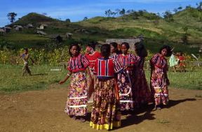 Danza . Danzatrici filippine dell'isola di Mindanao.De Agostini Picture Library/M. Bertinetti
