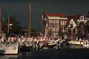 Dordrecht . Imbarcazioni da diporto ormeggiate in un canale della città .De Agostini Picture Library/G. Sioën Dordrecht . Imbarcazioni da diporto ormeggiate in un canale della città .De Agostini Picture Library/G. Sioën