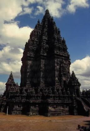 Giava. Il tempio induista di Prambanan del sec. VII.De Agostini Picture Library/M. Bertinetti Giava. Il tempio induista di Prambanan del sec. VII.De Agostini Picture Library/M. Bertinetti