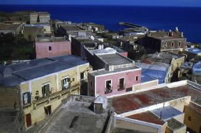 Ventotene. Veduta del paese sorto sul porto romano.De Agostini Picture Library/M. Leigheb Ventotene. Veduta del paese sorto sul porto romano.De Agostini Picture Library/M. Leigheb