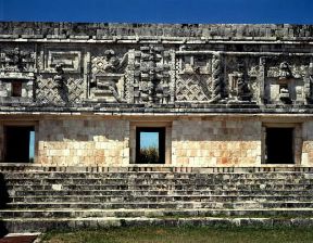 Maya. La facciata del Quadrato delle monache, un edificio classico con ricche decorazioni a Uxmal, nello Yucatán.De Agostini Picture Library/G. Dagli Orti Maya. La facciata del Quadrato delle monache, un edificio classico con ricche decorazioni a Uxmal, nello Yucatán.De Agostini Picture Library/G. Dagli Orti