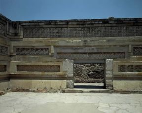 Mixtechi . Facciata interna del Palazzo delle Colonne a Mitla, sec. XIV.De Agostini Picture Library /G. Dagli Orti Mixtechi . Facciata interna del Palazzo delle Colonne a Mitla, sec. XIV.De Agostini Picture Library /G. Dagli Orti