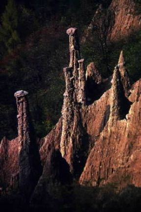 Roccia. Piramidi d'erosione in Trentino-Alto Adige.De Agostini Picture Library / A. Vergani Roccia. Piramidi d'erosione in Trentino-Alto Adige.De Agostini Picture Library / A. Vergani