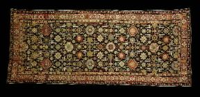 Tappeti caucasici. Un manufatto dell'Azerbajdzan con uno schema di disegno decorativo comune a tutti i tappeti caucasici.De Agostini Picture Library Tappeti caucasici. Un manufatto dell'Azerbajdzan con uno schema di disegno decorativo comune a tutti i tappeti caucasici.De Agostini Picture Library