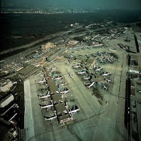 Aeroporto. Aeroporto di Francoforte.De Agostini Picture Library Aeroporto. Aeroporto di Francoforte.De Agostini Picture Library