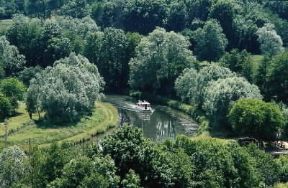 Borgogna. Un tratto del canale di Nivernais presso Mailly-le-ChÃ¢teau.De Agostini Picture Library/B. Henry
