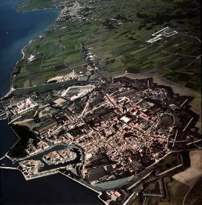 Charente-Maritime. Veduta aerea del centro di St.-Martin nell'isola di Re.De Agostini Picture Library/B. Beauijard Charente-Maritime. Veduta aerea del centro di St.-Martin nell'isola di Re.De Agostini Picture Library/B. Beauijard