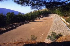 Delfi . Lo stadio con la pista lunga 178 m.De Agostini Picture Library/G. Dagli Orti Delfi . Lo stadio con la pista lunga 178 m.De Agostini Picture Library/G. Dagli Orti