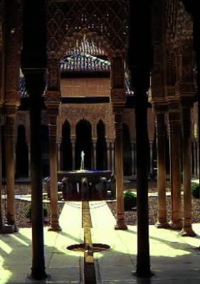 Moresco. Il cortile dei Leoni nel maestoso complesso architettonico dell'Alhambra a Granada.De Agostini Picture Library / G. Sioën Moresco. Il cortile dei Leoni nel maestoso complesso architettonico dell'Alhambra a Granada.De Agostini Picture Library / G. Sioën