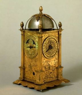 Orologio da tavolo in metallo dorato, con calendario e sveglia (sec. XVI).De Agostini Picture Library/G. Nimatallah Orologio da tavolo in metallo dorato, con calendario e sveglia (sec. XVI).De Agostini Picture Library/G. Nimatallah