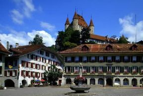 Svizzera. La piazza del municipio a Thun, nel Cantone di Berna.De Agostini Picture Library/S. Prato Svizzera. La piazza del municipio a Thun, nel Cantone di Berna.De Agostini Picture Library/S. Prato