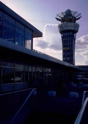 Aeroporto. La torre di controllo dell'aeroporto di Orly (Parigi).De Agostini Picture Library/E. Quemere Aeroporto. La torre di controllo dell'aeroporto di Orly (Parigi).De Agostini Picture Library/E. Quemere