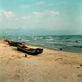 Burundi. Un tratto della sponda del lago Tanganica, nei pressi della capitale Bujumbura.De Agostini Picture Library/G. Ricatto Burundi. Un tratto della sponda del lago Tanganica, nei pressi della capitale Bujumbura.De Agostini Picture Library/G. Ricatto